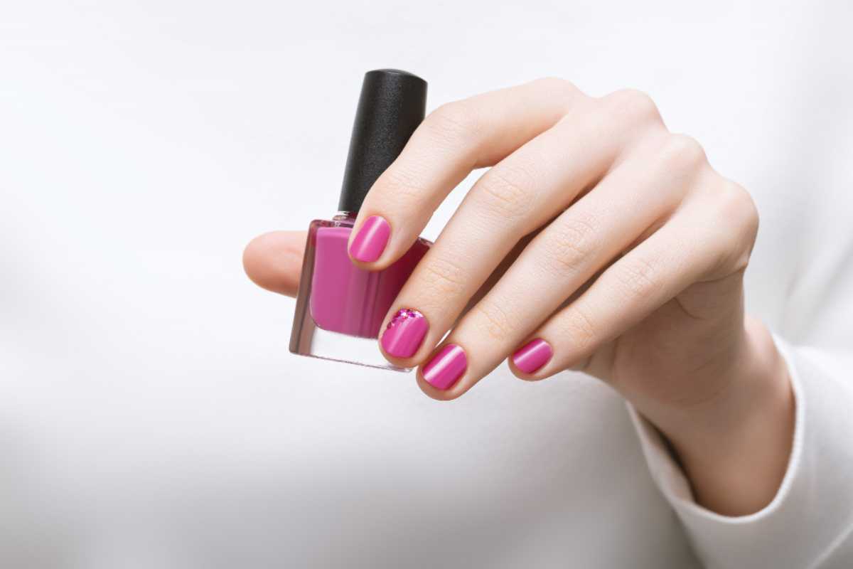 Esmaltes acessíveis entregam efeito de salão e dominam escolhas nas unhas brasileiras - Imagem do artigo