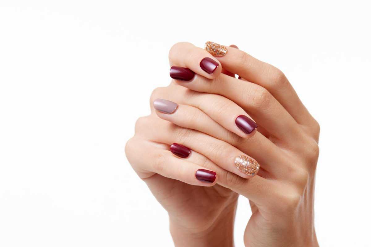 Esmaltes claros e quentes são aliados para deixar as mãos mais delicadas, aponta especialista - Imagem do artigo