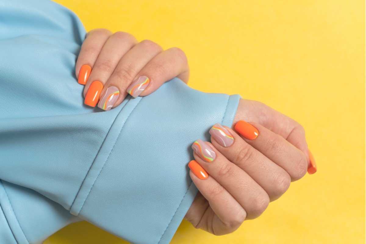 Primavera traz Peach Fuzz e tons refrescantes para dominar as unhas em 2024 - Imagem do artigo