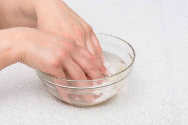 Unhas quebradiças? Veja meu ritual express com azeite morno, luvas e base com B5 que muda tudo!
