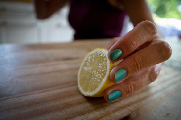 Truque de salão: minha receitinha de base com cravo e alho que salva unhas fracas em poucos dias